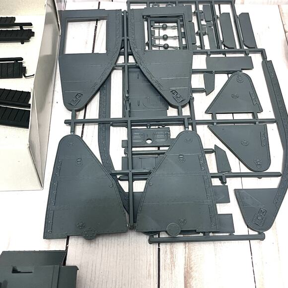 Emhar MkIV Female WWI Heavy Battle Tank Plastic Model Kit 1:35 EM4002 Imcomplete - Picture 8 of 11